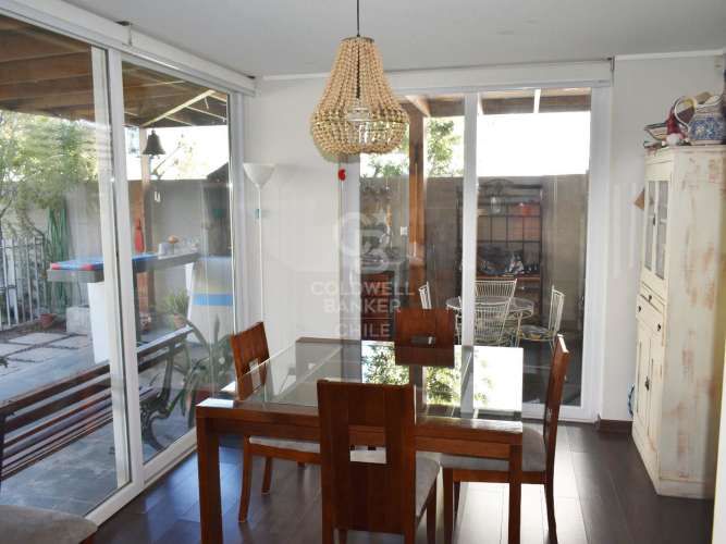 Casa familiar en arriendo en La Dehesa con jardín y piscina