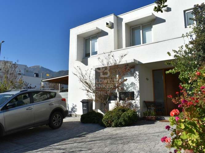 Casa familiar en arriendo en La Dehesa con jardín y piscina