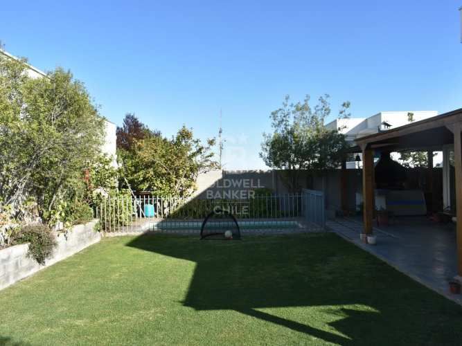 Casa familiar en arriendo en La Dehesa con jardín y piscina
