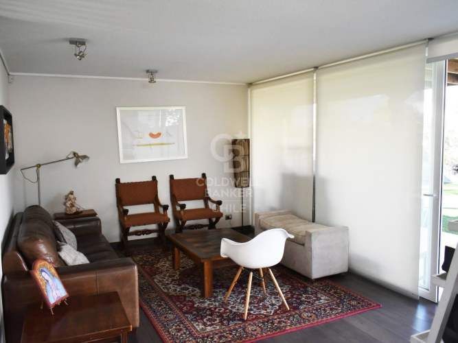 Casa familiar en arriendo en La Dehesa con jardín y piscina