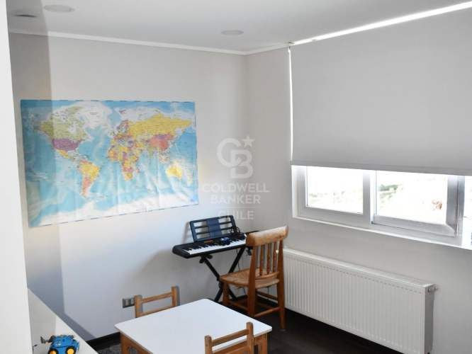 Casa familiar en arriendo en La Dehesa con jardín y piscina