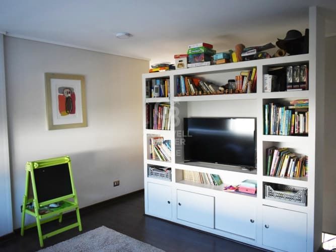 Casa familiar en arriendo en La Dehesa con jardín y piscina