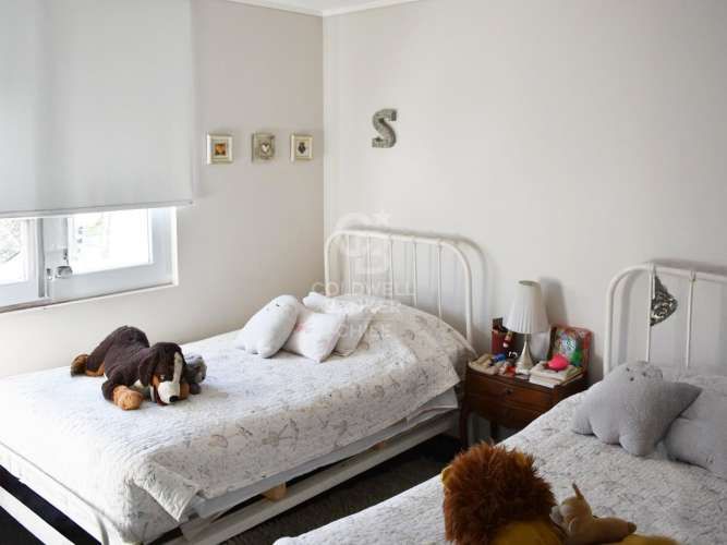 Casa familiar en arriendo en La Dehesa con jardín y piscina