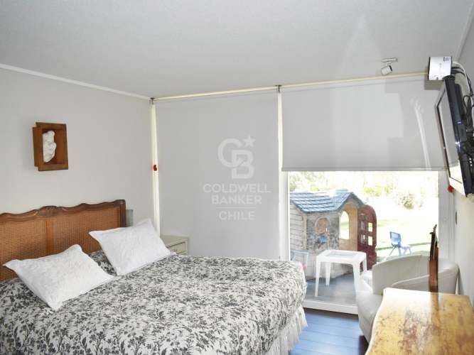 Casa familiar en arriendo en La Dehesa con jardín y piscina