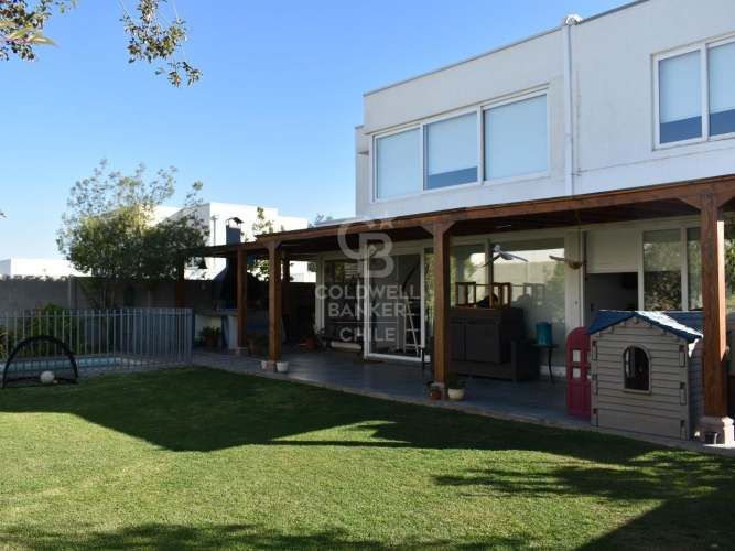 Casa familiar en arriendo en La Dehesa con jardín y piscina