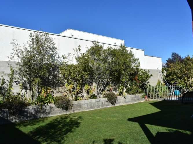 Casa familiar en arriendo en La Dehesa con jardín y piscina