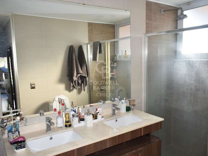 Casa familiar en arriendo en La Dehesa con jardín y piscina