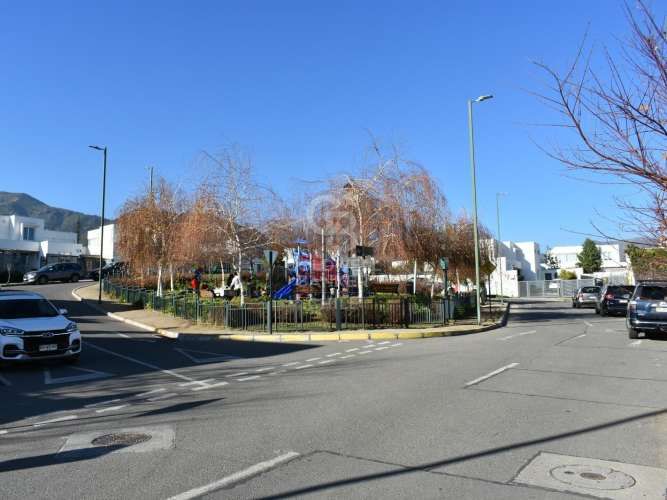 Casa familiar en arriendo en La Dehesa con jardín y piscina