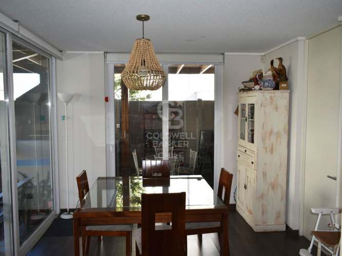 Casa familiar en arriendo en La Dehesa con jardín y piscina