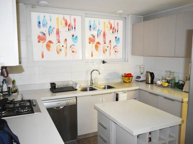 Casa familiar en arriendo en La Dehesa con jardín y piscina