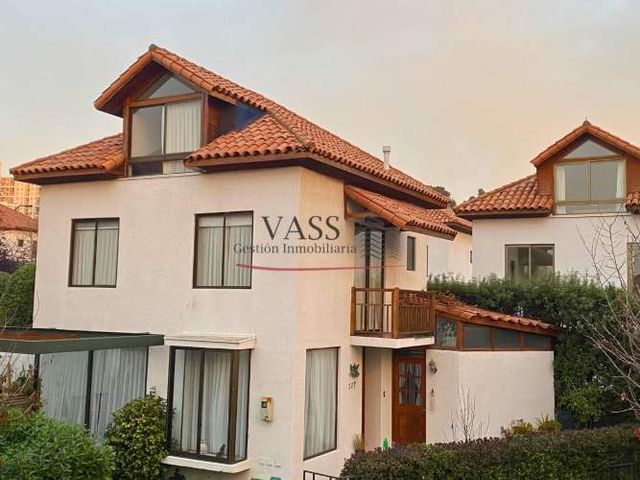 VASS arrienda casa de 3 pisos con 4D 3B en exclusivo condominio de Concón