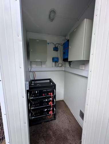 Terreno de bosque nativo con orilla de rio