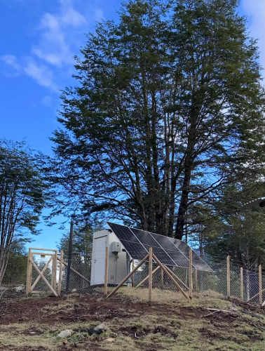 Terreno de bosque nativo con orilla de rio