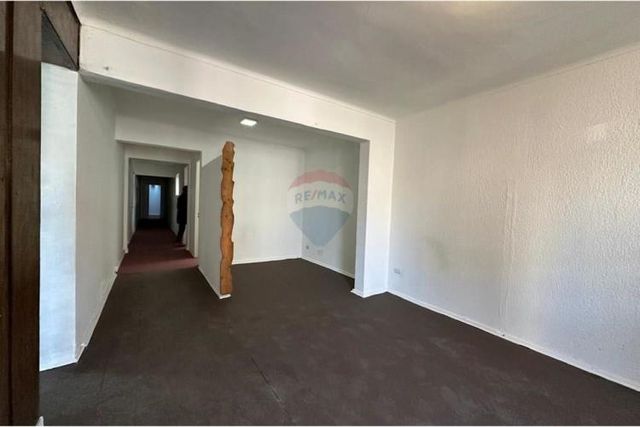 Amplia oficina comercial