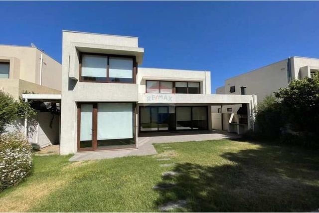 Casa moderna en chamisero con piscina y jardín