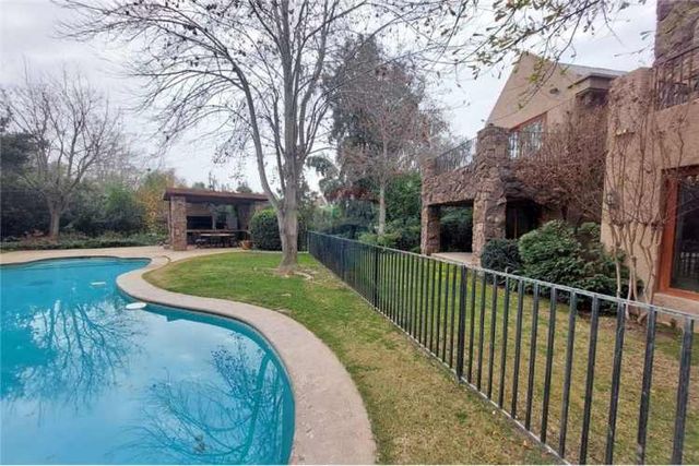 Amplia casa con privacidad gracias a su jardín.