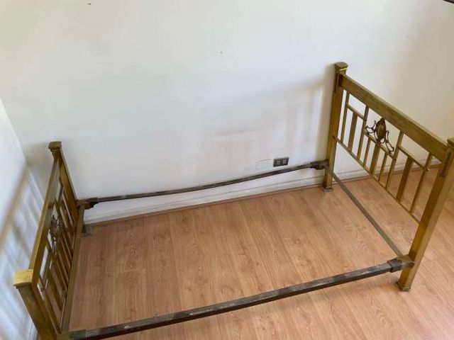 Cama de bronce antigua