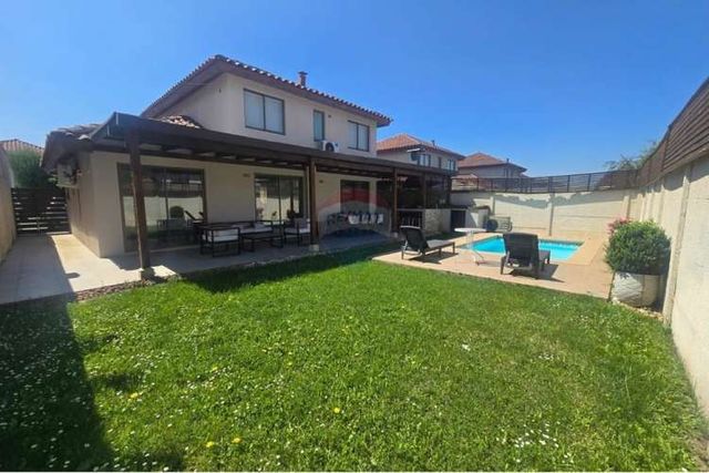 Acogedora casa, en condominio las calandria