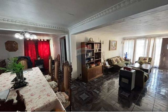 Casa 5d+2b con patio y quincho, a pasos de metro