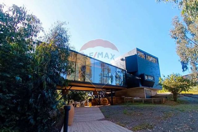 Casa moderna y amoblada en  punta de lobos