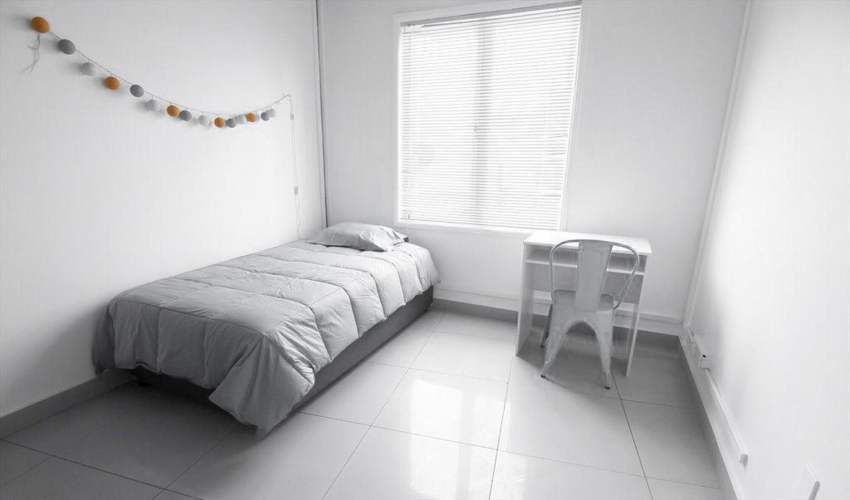 Habitación semi-amoblada a pasos de metro.