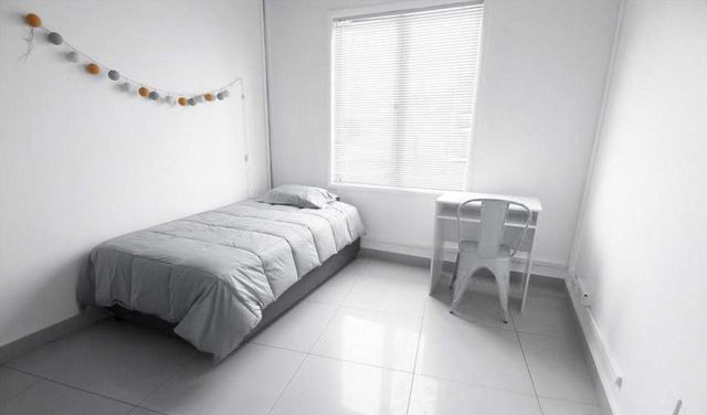 Habitación semi-amoblada a pasos de metro.