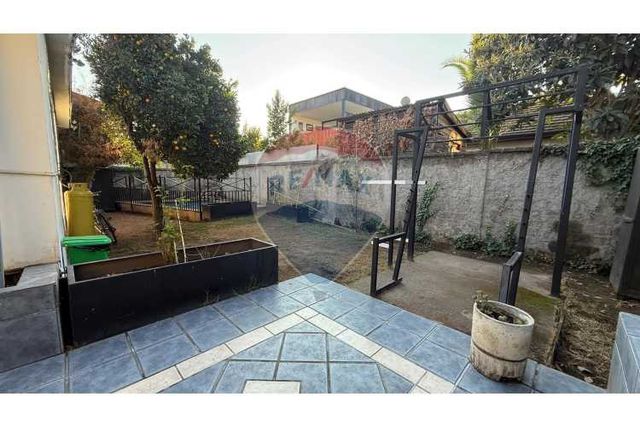 Hermosa y amplia casa - la reina