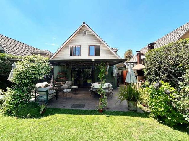 LINDA CASA CON GRAN PATIO - PASAJE CERRADO (128982)