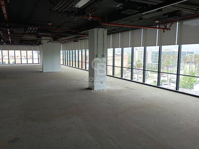 Oficina ubicada frente Portal La Dehesa, Lo Barnechea