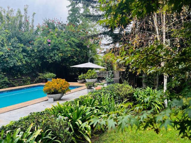 Linda casa familiar en barrio tranquilo de San Carlos.