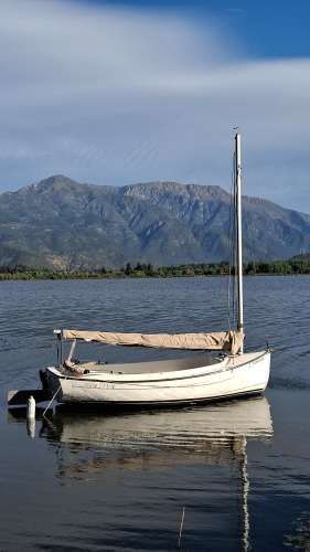 Velero Com-Pac Sunday Cat, 5.28m, año 2008, con carro y motor