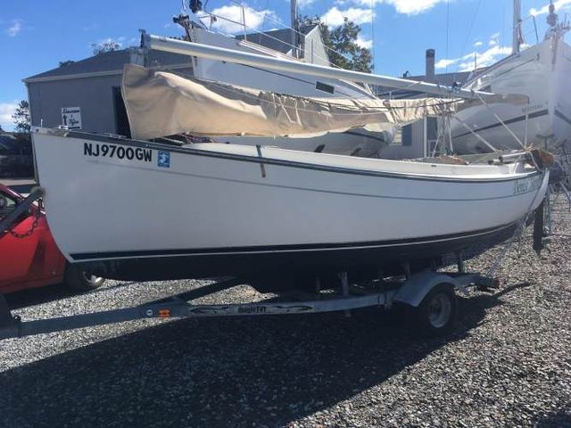 Velero Com-Pac Sunday Cat, 5.28m, año 2008, con carro y motor