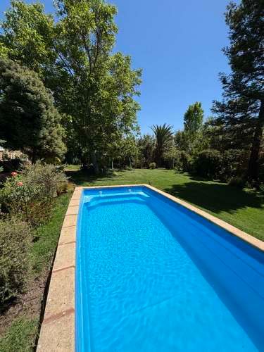 CASA EN CONDOMINIO CON ESPECTACULAR JARDIN PISCINA QUINCHO