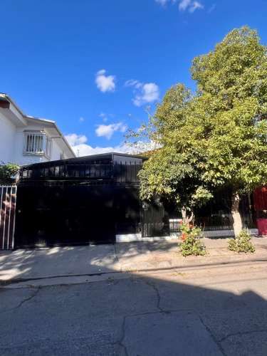 Oportunidad: casa en sector residencial, cercana a todo