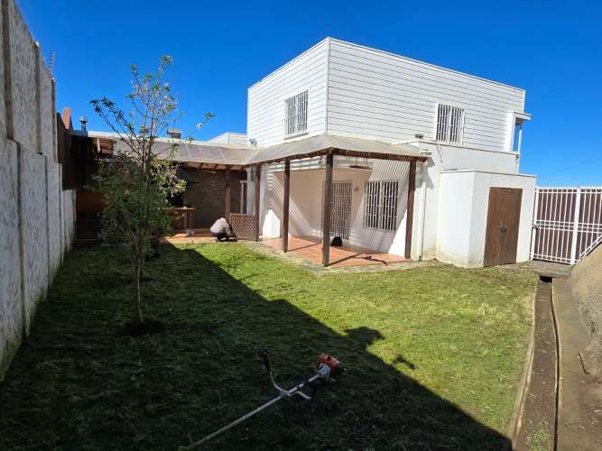 Se vende amplia Casa en Condominio Los Castaños sector Norte de Villa Alemana