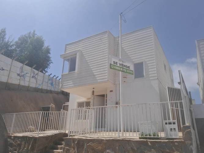 Se vende amplia Casa en Condominio Los Castaños sector Norte de Villa Alemana