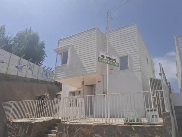 Se vende amplia Casa en Condominio Los Castaños sector Norte de Villa Alemana