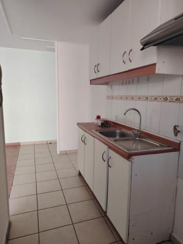 Luminoso y cómodo departamento en excelente ubicación, a pasos del metro Santiago Bueras