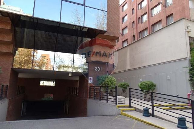 Oficina en edificio comercial / metro tobalaba