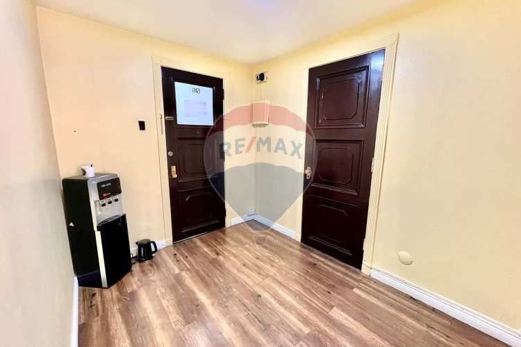 Oficina clásica renovada en ahumada, santiago