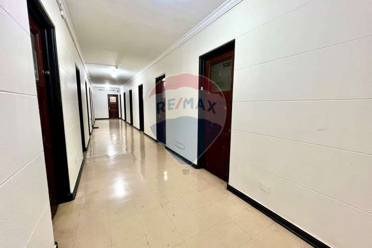 Oficina clásica renovada en ahumada, santiago