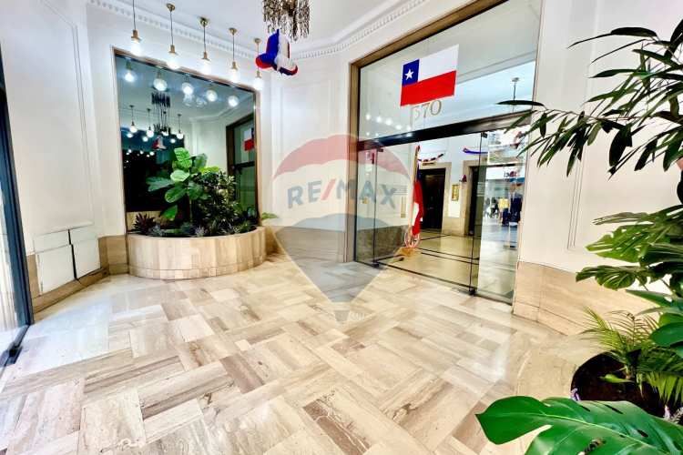 Oficina clásica renovada en ahumada, santiago