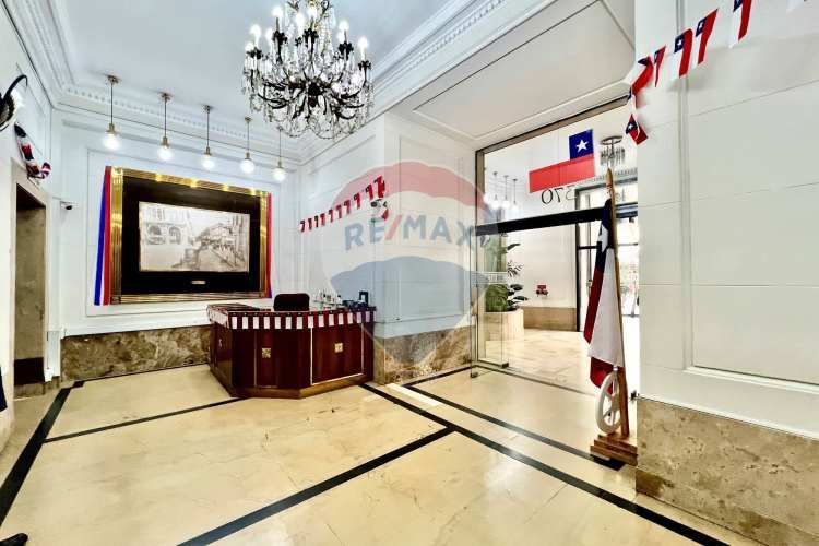 Oficina clásica renovada en ahumada, santiago