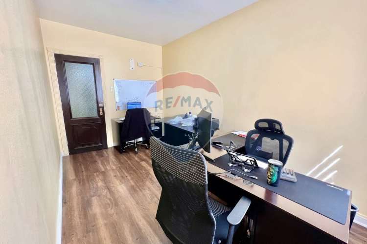 Oficina clásica renovada en ahumada, santiago