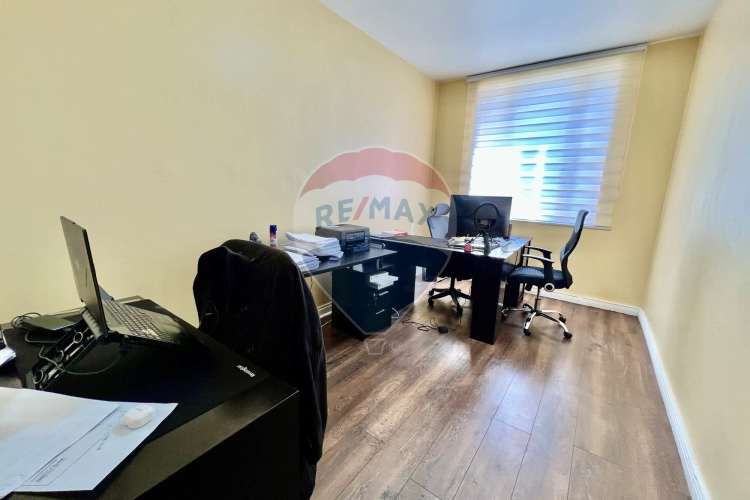 Oficina clásica renovada en ahumada, santiago