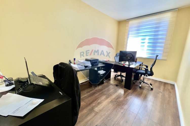 Oficina clásica renovada en ahumada, santiago