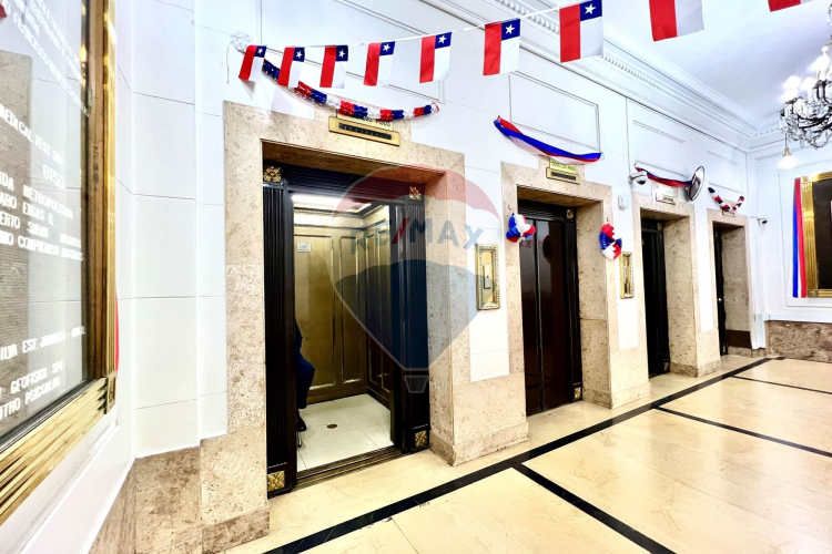 Oficina clásica renovada en ahumada, santiago