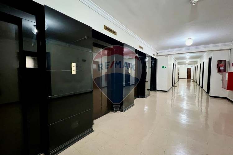 Oficina clásica renovada en ahumada, santiago