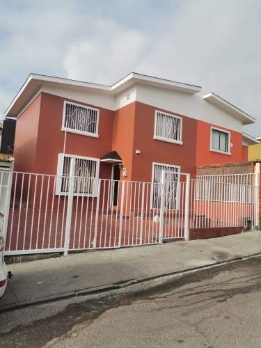 SE ARRIENDA LINDA Y AMPLIA CASA.