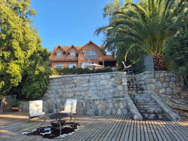 Casa en venta c/ estacionamiento en Laguna de Aculeo